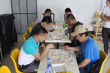 沈陽大區(qū)員工正在進行象棋比賽