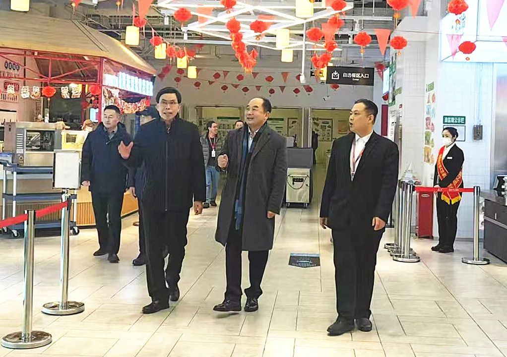 春節(jié)前，薦世新董事長和集團(tuán)各大區(qū)領(lǐng)導(dǎo)前往餐廳檢查走訪